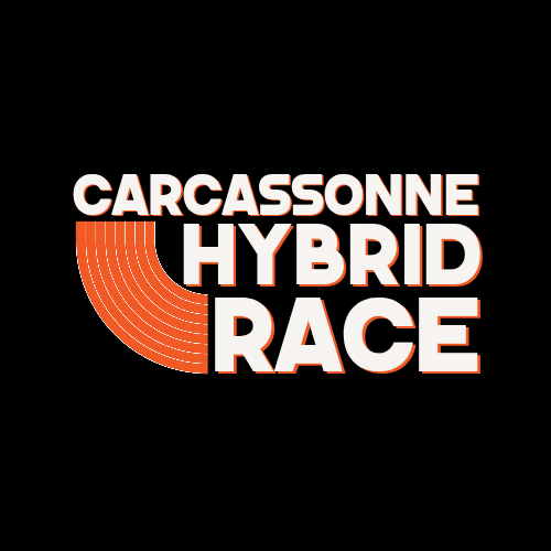 Logo Carcassonne Hybrid Race. Typographie blanche audacieuse avec ombre portée orange sur fond noir. Un quart de cercle orange ligné symbolise la piste.